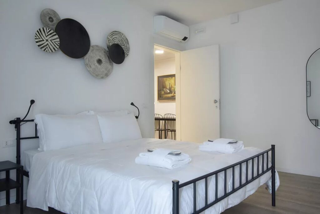 Room Black 06