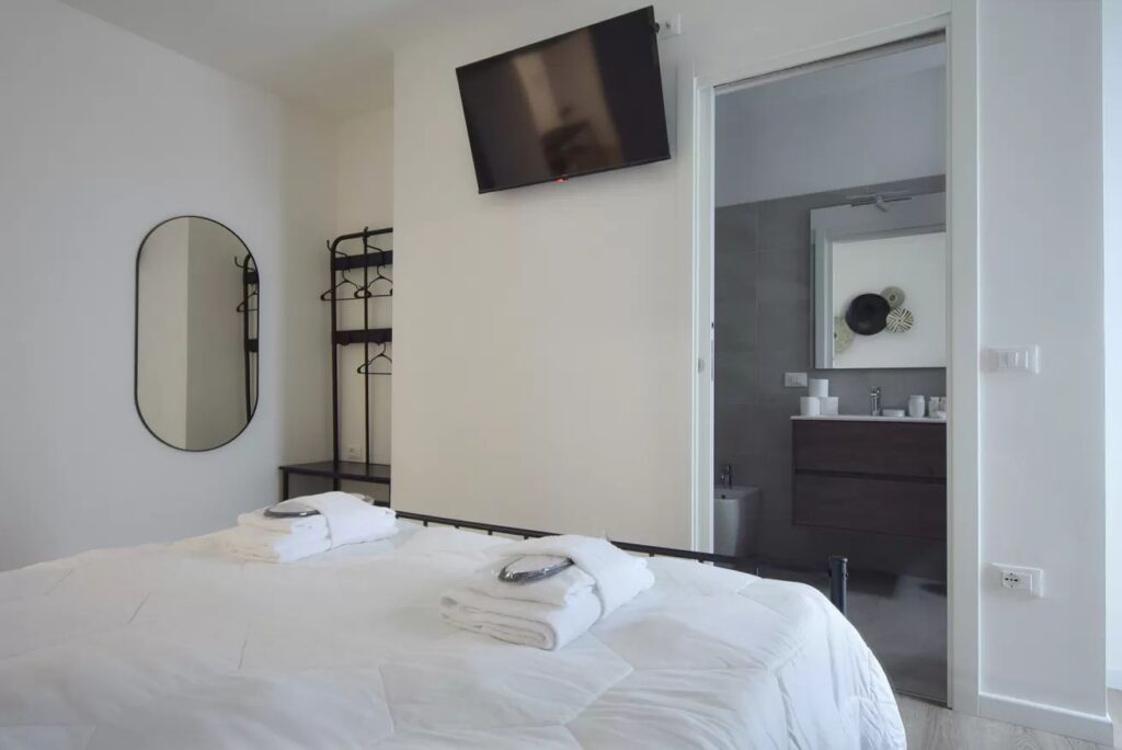 Room Black 07