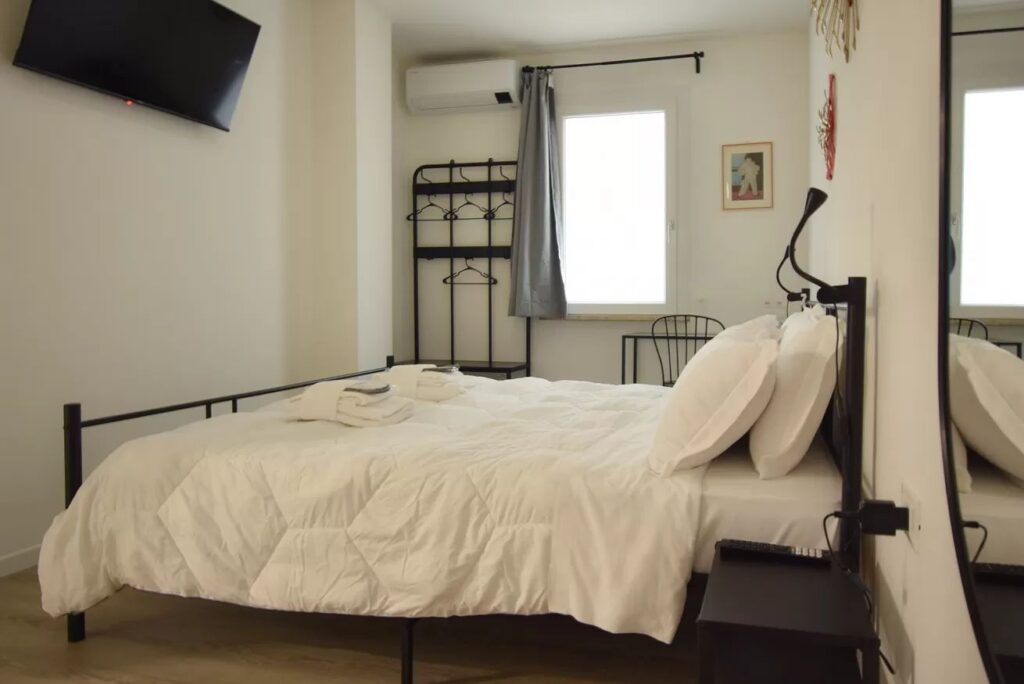 Room Red 05
