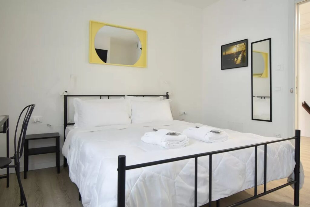 Room Yellow 03