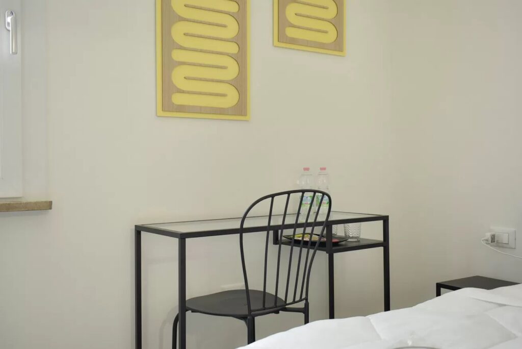 Room Yellow 06
