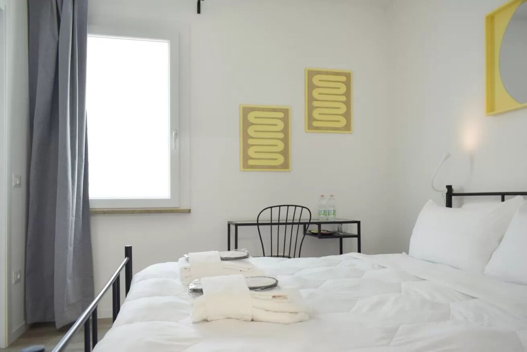Room Yellow 09